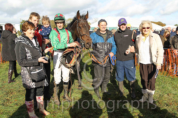 01st Ticinese (Gb) and M J O'Hare ( 6 , EMERALD GREEN,red braces; emerald green, plain sleeves; emerald green cap,red diamonds ) Trainer: Graham McKeever,, Owner : Mrs M.E. Hagan