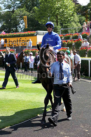 R2 - Frankie Dettori & Willing Foe in the parade ring at Ascot - IMG_9872-e