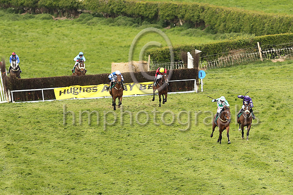 01st ISLE ROAD and Derek O'Connor ( 6 , WHITE,green star; white  green striped sleeves; white cap,green diamonds ) Trainer: Jason Cairns , Owner : Frank McClean