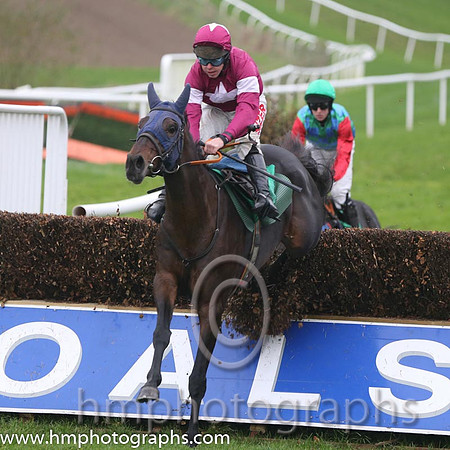 05 Ravished and A E Lynch - F - 05th (4 ,Maroon, white star ) Trainer - M F Morris