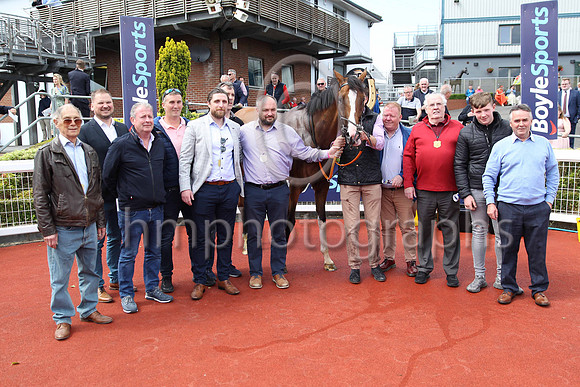 01st Fennor Cross (4 green, white seams, white sleeves ) Jockey: Donagh O'Connor , Trainer: John C McConnell