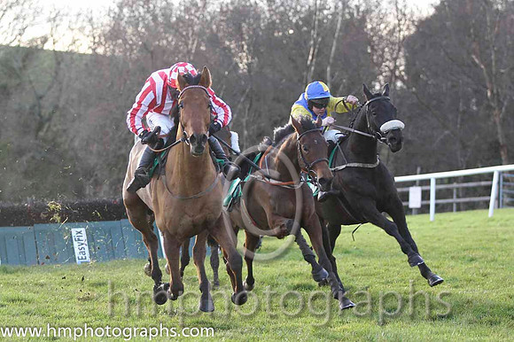 02 Redclue & A E Lynch - 2nd (10, royal blue & yellow diabolo) & 01 Allez Vic & B Hayes - winners (3, red and white stripes ) - FT8E1289-32