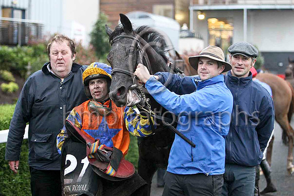 Owner David Gordon Roberts, Mister Nibbles & Mr S Crawford - winner (21, orange, toyal blue star), Ross Crawford & S R B Crawford  - Trainer  - FT8E5511-e2
