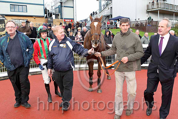 Benefficient & P Townend - Winner (2,emerald green, red striped ) - CU2D4588-e