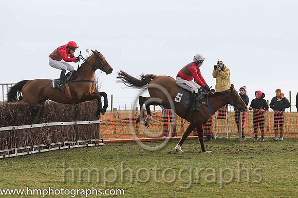 03rd Me And Julio ( 1 )  M F Rice - Trainer: Nessa Toher - red, emerald green chevrons and 02nd Maple Mons ( 5 )  B O'Neill - Trainer: D M Christie - red, gren chevrons, white cap