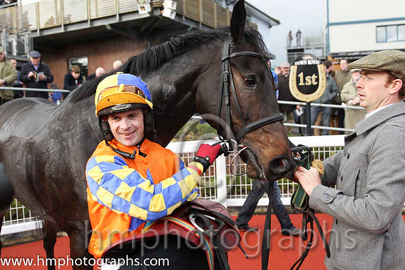 01 Gilt Shadow & Mr S Crawford - winner (1, orange, royal blue star) - CU2D9338-24