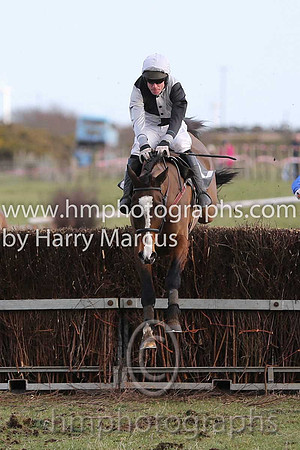 01 Ballyarthur  Derek O'Connor - Trainer : Colin S McKeever, Black and white qtrd