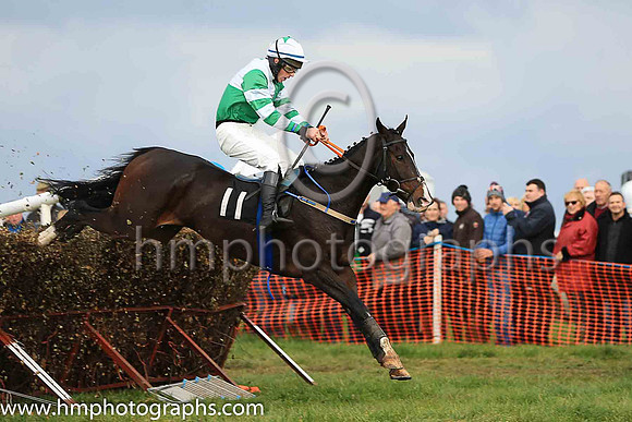 SECRET APPROACH and B G Crawford ( 11 , GREEN  WHITE QTD; green  white hooped sleeves; white cap,green star ) Trainer: Neil McKnight,, Owner : Christine McKnight