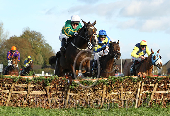 01 Jezki & A P McCoy - winner (1,emerald green and orange hooped ) - CU2D8984-2