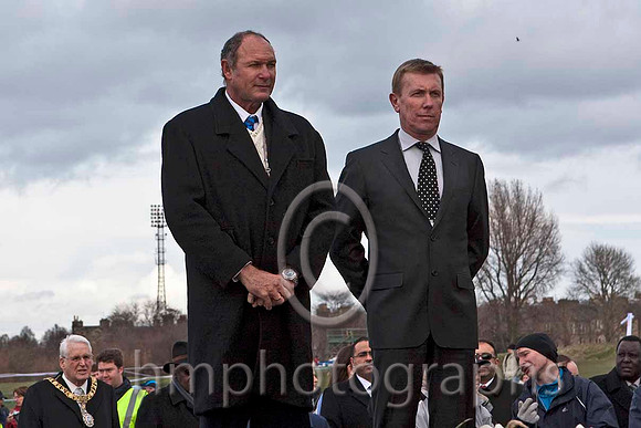 Alberto Juantorena Cuba & Mark Hollinshead - former Chairman of Scottish Athletics   - _MG_6530-e