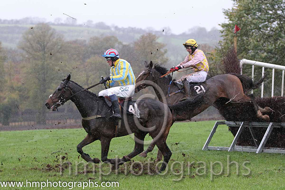 01 Mercers Court & P E Turley - winner (4, light blue and yellow stripes ) & 15 Saint Bede & B G Crawford - PU (21, pink and yellow check) - FT8E9513-18
