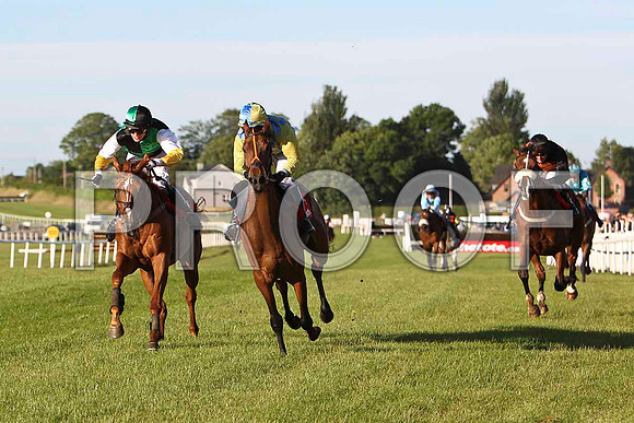 Fairwood Bob 2nd Jockey P Townend , Killenaule Boy Winner Jockey P F Managan & Dreux 3rd Jockey P T Enright - CU2D0164-e