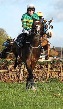 01 Jezki & A P McCoy - winner (1,emerald green and orange hooped ) - CU2D8967-2