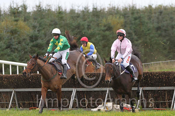 08 MerryWesterner & J P Mckeown - 8th (11, emerald green, yellow star ) & 01 Abbey Grey & R James - winner (7, pink, grey stars) - FT8E0562-10