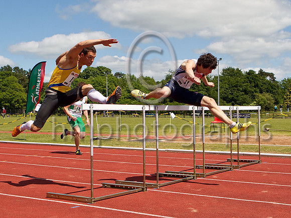 Tom Reynolds (Yellow vest) & Ben Reynolds (white vest) in the 110m hurdles -  FT8E0649-e3a4j