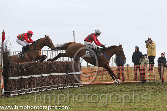 02nd Maple Mons ( 5 )  B O'Neill - Trainer: D M Christie - red, gren chevrons, white cap