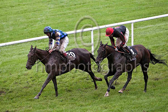 Toye Native & Mr N McParlan - 4th (20, dark green and royal blue check) & Cracking Man & Mr D G Lavery - 5th (4, black, red star)- FT8E5492-e