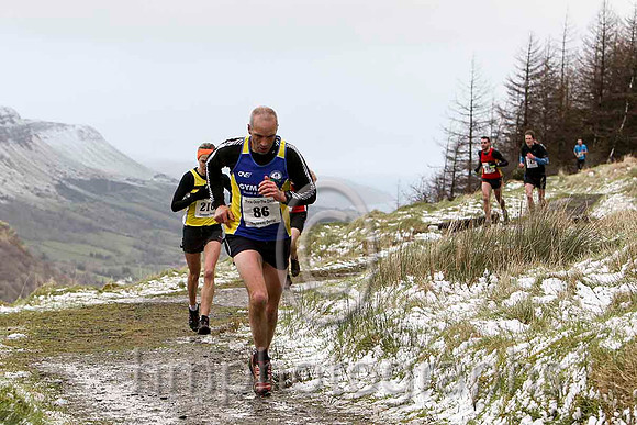 Dale Mathers - Newry City Runners, 5th in 36.41 & Sharon Trimble - North Belfast Harriers, Ist Women in 36.56  - FT8E8075-e