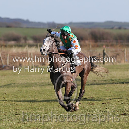 01 Monbeg Rose  R James - Trainer : Donnchadh Doyle, Green, orange spots