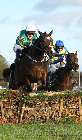 01 Jezki & A P McCoy - winner (1,emerald green and orange hooped ) - CU2D8984-2-2
