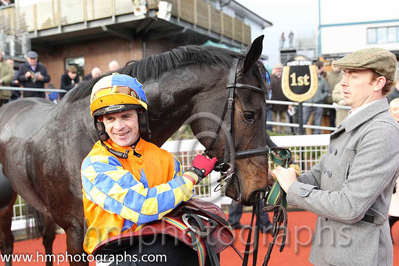 01 Gilt Shadow & Mr S Crawford - winner (1, orange, royal blue star) - CU2D9337-23