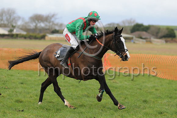 01st CHOSEN DREAM and Derek O'Connor ( 4 , EMERALD GREEN,red braces; emerald green sleeves; emerald green cap,red diamonds ) Trainer: Graham McKeever , Owner : Mrs M.E. Hagan