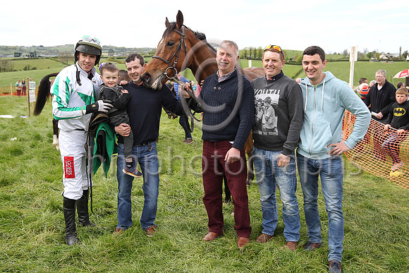 01st ISLE ROAD and Derek O'Connor ( 6 , WHITE,green star; white  green striped sleeves; white cap,green diamonds ) Trainer: Jason Cairns , Owner : Frank McClean